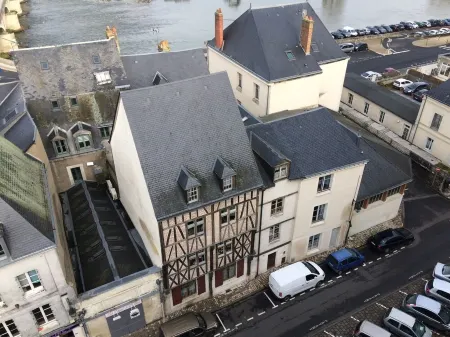 Charming studio in the heart of Amboise with gorgeous views of the Château! Отели рядом с достопримечательностью «Парк Мини-Шато»