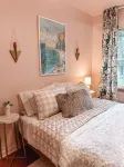 Rainbow Retreat ~ 3-bedroom fun loving home full of color! - Homestays