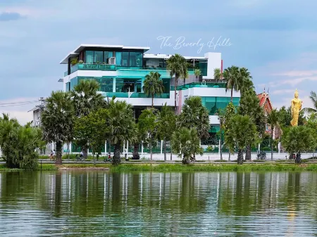 The Beverly Hills Hotel Отели в г. Накхонратчасима