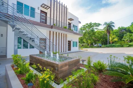 New modern condo 3 minute walk to West Bay Beach