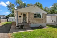 Updated ranch Home 4 minutes from the beach on a quiet end street. Отели рядом с достопримечательностью «Йель Запад Кампус»
