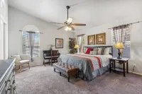 Beautiful n Cozy - Great Location - Private Heated Pool