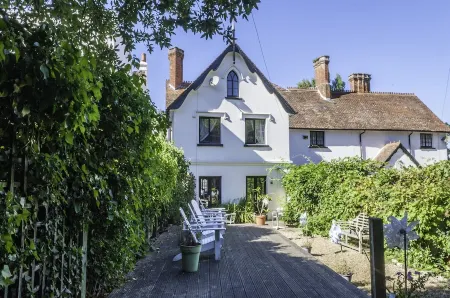 Four Bedroom Holiday House Bembridge - 200 Yards From Beach - Good Reviews. Отели в г. Бембридж