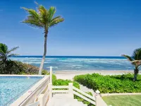 Coral Loft 4BR + 1 BR Oceanfront Villa w/ Private Pool & Beach in Grand Cayman Hoteles en Rum Point