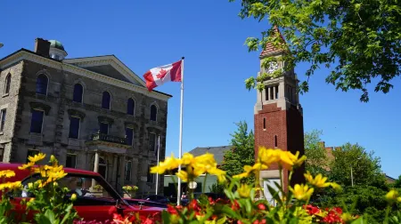 Water view - Perfect location - Modern cottage in Niagara region Отели рядом с достопримечательностью «Флорал Клок»