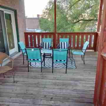 Spacious 2 bedroom 2 bath 10 Minutes to Down Town Others