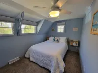 Cozy Cottage- Bright, 2 Bedroom- Great Location