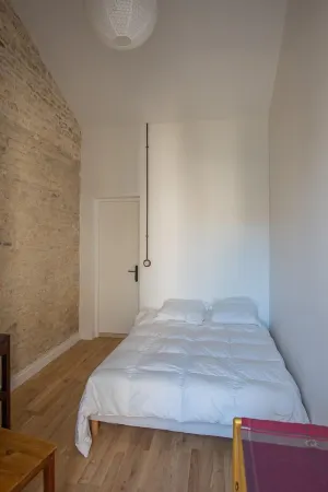 Small renovated house with terrace in the heart of St Pierre d'Oléron Отели в г. Сен-Пьер-д'Олерон