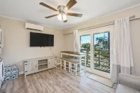 Walk to the beach! Sleeps 4, full kitchen, one bedroom, one bath
