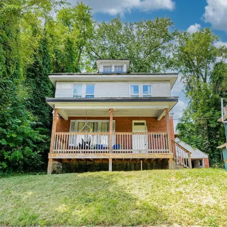 Awesome House, 5 minutes to DT, 2 miles to Stadium and Ruby Memorial!