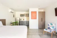 Rooftop Pool w/Lounge Area-Studio Sleeps 2 #U3