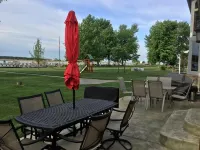 Family Fun, amazing sandy waterfront, boating, fishing and hunting Hotel a Clay Township