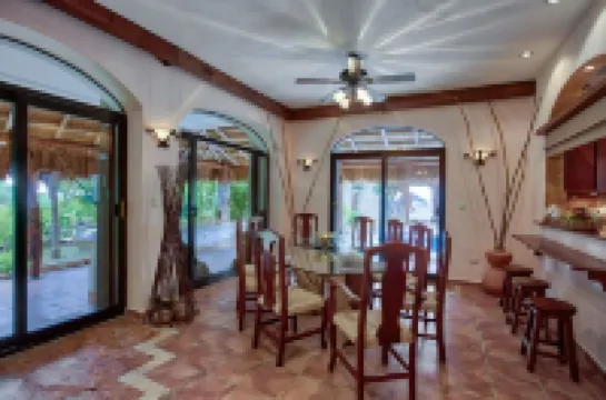 Villa Umakiha, Secluded Beach Villa with Private Pool + Jacuzzi!