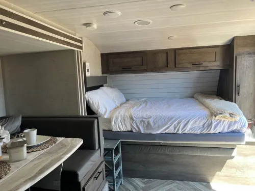 Cozy camper on a horse ranch in desirable Black Rock Cyn,Yucca Valley pool & spa