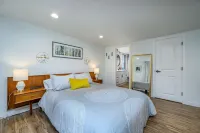 Clean and Bright Home with River Access, Kayaks and Bikes. Close to Mt Bachelor.