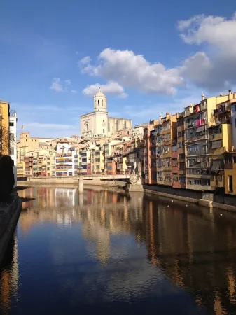 Lovely Apartment In Girona City Centre 10 Minutes Walk To The Old Town Отели рядом с достопримечательностью «Parc de les Moreres»