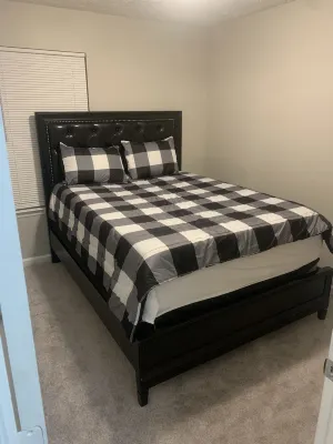 Spacious 4 bathroom house quiet neighborhood