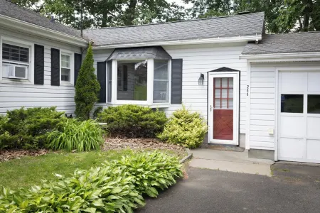 Catskills River Retreat: Large Waterfront 4BR Home Sleeps 11 Guests