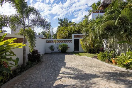 Spacious private villa compound, pool in beautiful San Pancho