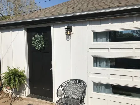 Quaint midtown studio located minutes from the best Tulsa has to offer. Отели рядом с достопримечательностью «Expo Square»