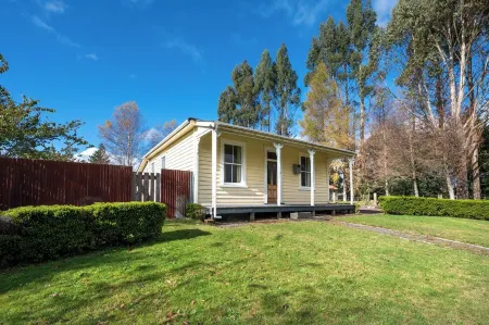 Beautifully Refurbished Historic Railway Cottage Отели рядом с достопримечательностью «Whakapapaiti Hut»