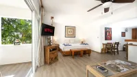 Chac Hal Al, Casa Calandria lovely studio steps from the beach.