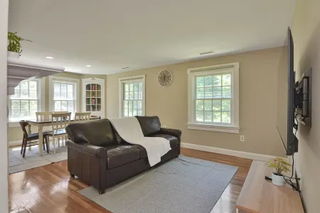 Lovely 2 bedroom- kitchenette