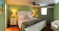 Newly Renovated Sea Breeze Cottage with Private Dock, Easy Access to Bimini Bay Hotels in Anna Maria