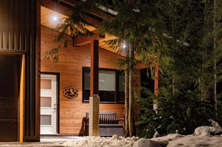 Aspen Adventure House - Luxury Suite - 2 minutes from Revelstoke Mountain Resort