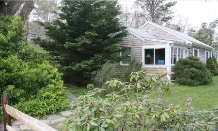 Cottage near bay beach- 1 Bd/1Ba