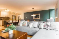 MAG MILE MEGA Entire Floor 4BD 4BA +Rooftop&Gym