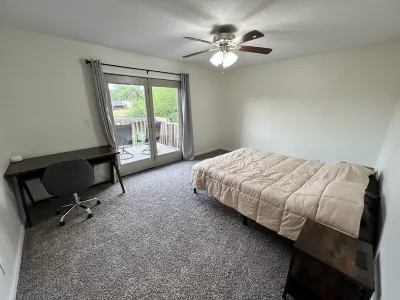 Spacious and Bright 3 Bedroom, 2 Bath Townhome Conveniently Located! Hotels near The Depot Express