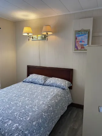 Wasaga Beach walk to main end Free Parking Free Wifi