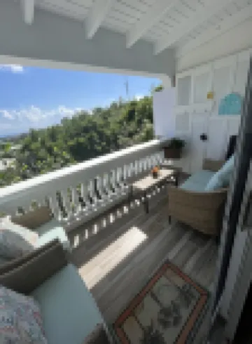 Affordable Solar powered 2-Bedroom Haven with Washer/Dryer, near Red Hook!