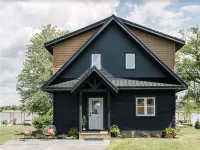 Luxe Lodge: Cabin 2 as seen on HGTV's Renovation Resort Season 1 Hotels in der Nähe von Westben