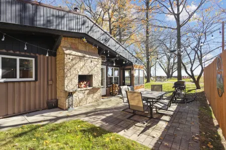 Lakefront Log Cabin - Private Pier & 4 Kayaks! Отели в г. Литл Саамико