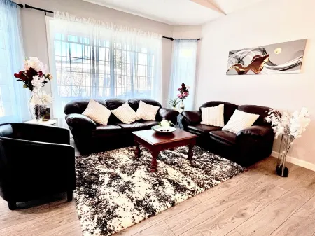 Bungalow | Upper Level | CT Train | Spruce Meadow Отели рядом с достопримечательностью «Парк штата Фиш Крик»