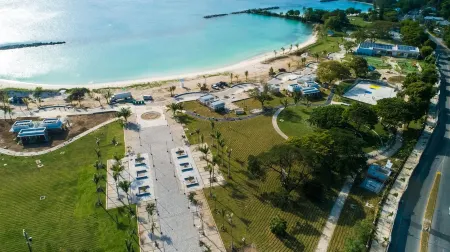 Andeve's modern, quiet home away from home  with 4 bedrooms 2 bathrooms sleeps 8