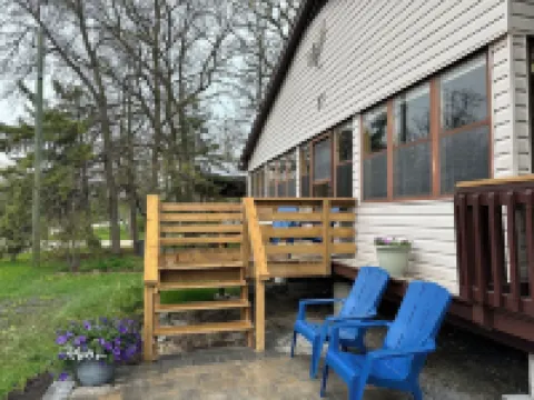 Welcome to Sea Glass Cottage!  A short 2 minute walk to the beach! Hotel a 