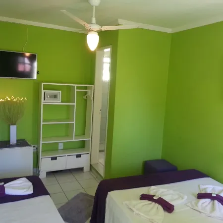 Hotel Pousada Papaya Verde Отели рядом с достопримечательностью «Маяк Прайя-да-Барра»