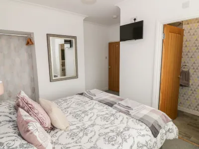 Tarnacrye Hotels in 