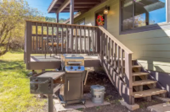 Cozy Cabin Retreat With Scenic Views 2 Bedroom Cabin