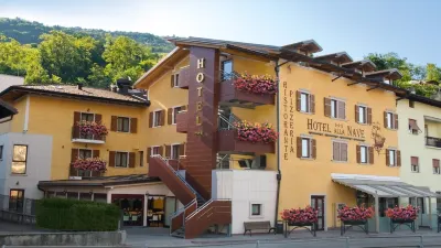 Hotel Ristorante Alla Nave Hotels in Kronmetz