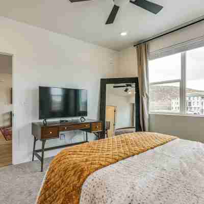 25 Mi to Zion: Rock 'n' Roll Condo w/ Mtn View! Rooms