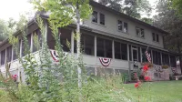 Lake Ripley Lodge w Lake Front Rooms, Grand Porch, Kayaks & Paddleboard Hotels in Fort Atkinson