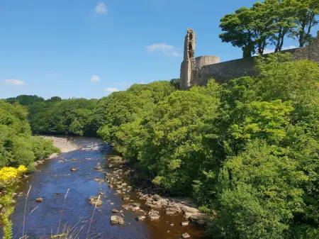 1 the Riverside Отели рядом с достопримечательностью «Замок Рэби»