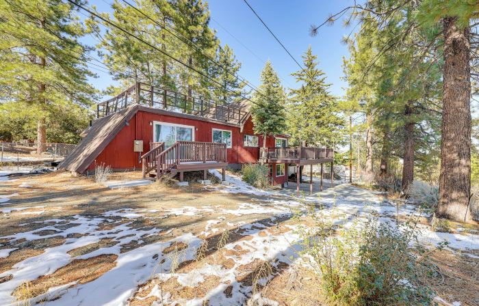 Wraparound Deck & Grill: Wrightwood Cabin Near PCT