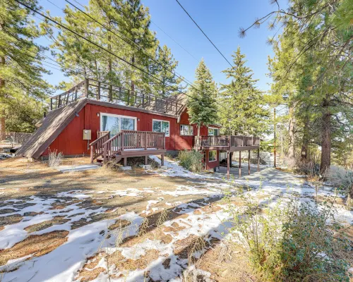 Wraparound Deck & Grill: Wrightwood Cabin Near PCT Hotels in Wrightwood
