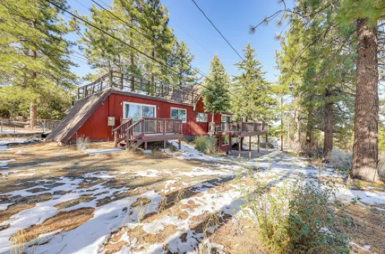Wraparound Deck & Grill: Wrightwood Cabin Near PCT