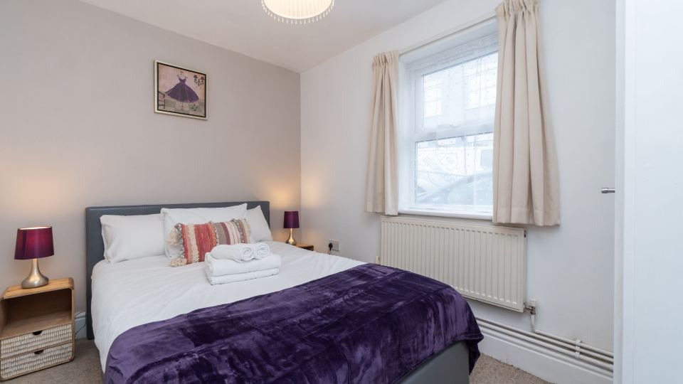 Spacious 2 Bed Southville Flat Near Harbourside